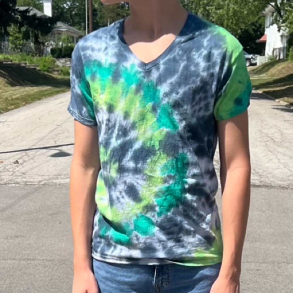- Tie-Dye V-Neck Short Sleeve Tee SZ M! EUC!
